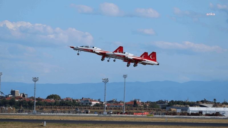 TÜRK YILDIZLARINA AİT F-5 TİPİ UÇAK KONYA