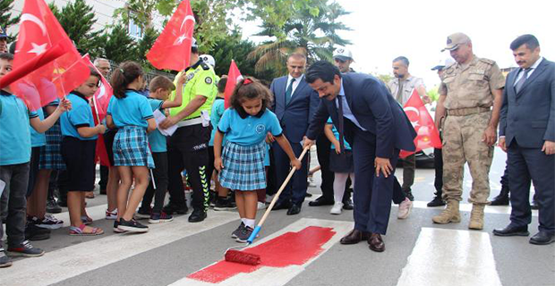 İSKENDERUN’DA YAYALARA ÖNCELİK DURUŞU ETKİNLİĞİ 