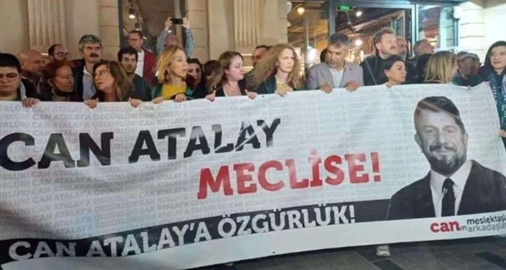 AVUKATLAR, CAN ATALAY İÇİN İSTANBUL BAROSU ÖNÜNDE TOPLANDI