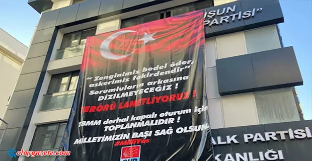 CHP İZMİR İL BİNASINA “TERÖRÜ LANETLİYORUZ” PANKARTI ASILDI