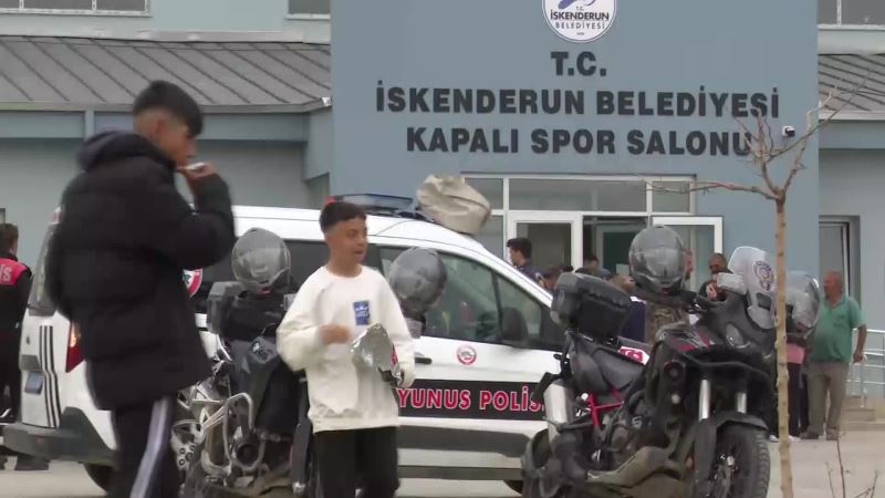 İSKENDERUN’DA DEPREMZEDELER İÇİN KULLANILAN SPOR SALONUNUN BOŞALTILMASI İSTENDİ. DEPREMZEDELER TEPKİ GÖSTERİNCE SALONUN ÖNÜNE POLİS EKİPLERİ SEVK EDİLDİ