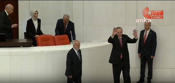 CUMHURBAŞKANI ERDOĞAN, TBMM’DE DÜZENLENEN TÖRENDE YEMİN EDEREK RESMEN GÖREVE BAŞLADI