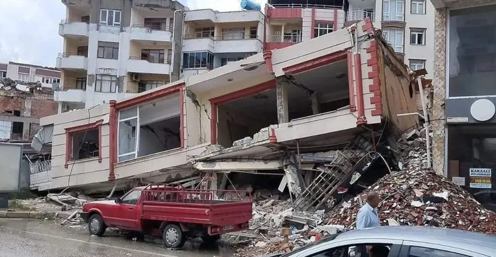 HATAY ’DA AĞIR HASARLI BİNA ÇÖKTÜ!