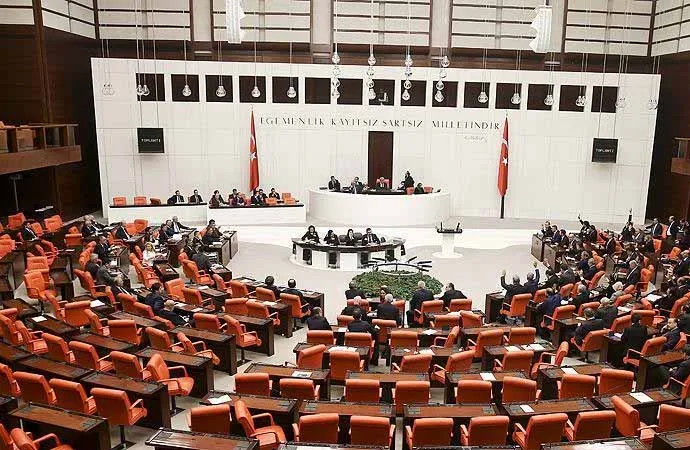 CHP VE SAADET VAZGEÇTİ, BİLDİRİ KRİZİ ‘TEZKERE’ FORMÜLÜ İLE AŞILDI