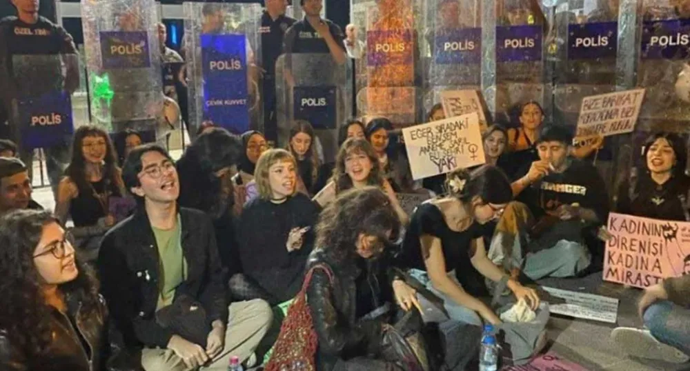 KADIN CİNAYETLERİNİ PROTESTO EDEN ÜNİVERSİTE ÖĞRENCİLERİNE GÖZALTI