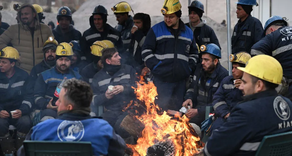 MADENCİLERİN DİRENİŞİ 6. GÜNÜNDE: ENERJİ BAKANI İLE GÖRÜŞME BEKLENİYOR