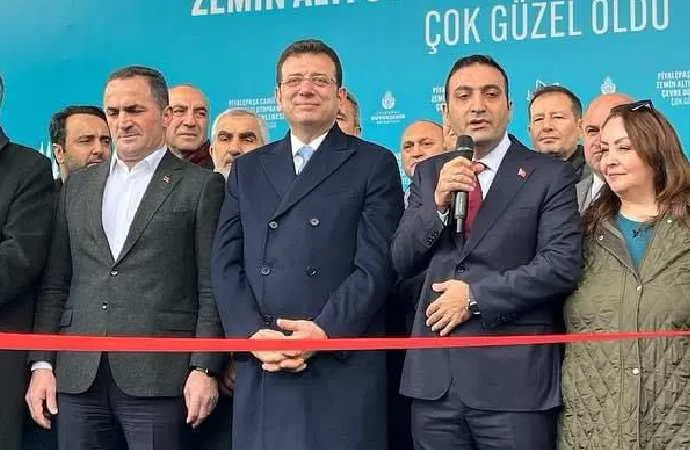 BİR YANINA AKP’Lİ BAŞKAN, DİĞER YANINA CHP’Lİ ADAYI ALAN İMAMOĞLU’NDAN ‘NEZAKET’ MESAJI