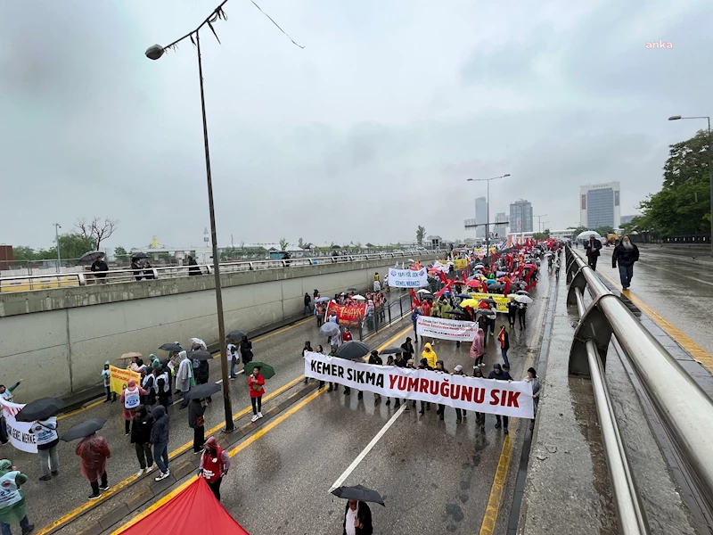 ANKARA’DA YAĞMUR ALTINDA 1 MAYIS...  AKM ÖNÜNDE TOPLANAN İŞÇİLER TANDOĞAN MEYDANI