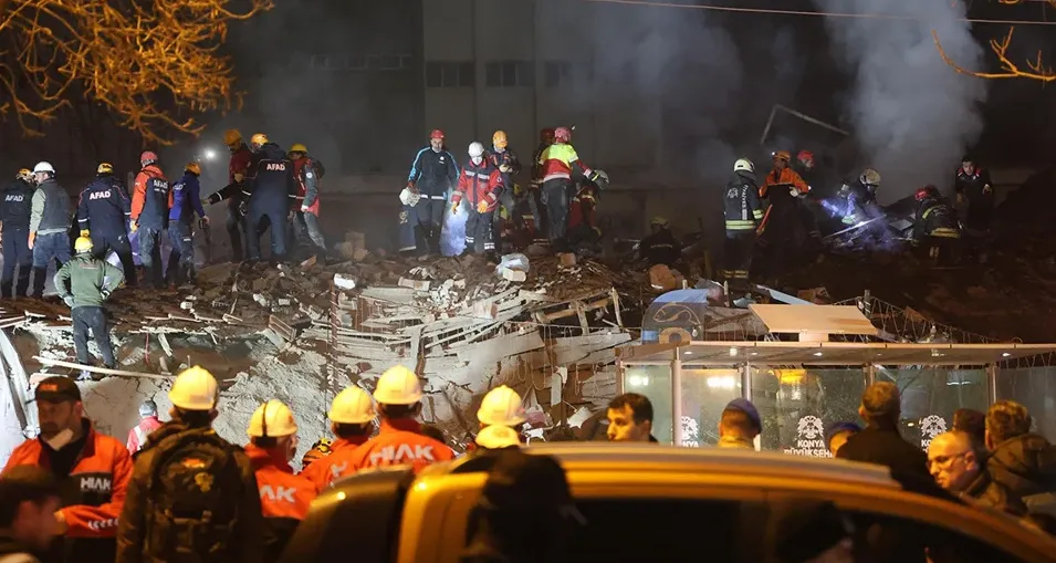 KONYA’DA 4 KATLI BİNA ÇÖKTÜ: ARAMA KURTARTMA ÇALIŞMASI SÜRÜYOR