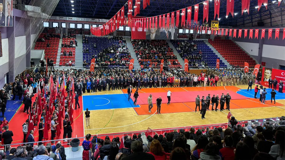 CHP’Lİ ADIGÜZEL: “6–12 YAŞ ÇOCUKLARIN GÖSTERİSİ, ‘BACAKLARI ÇIPLAK’ GEREKÇESİYLE İPTAL ETTİRİLDİ”