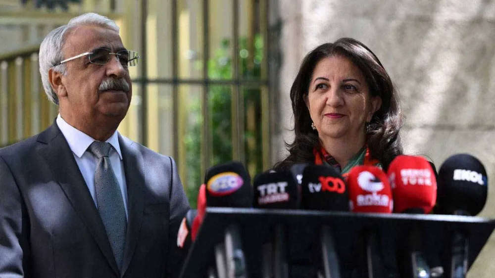 KOMİSYON SONRASI İLK TEMAS: DEM PARTİ HEYETİ İMRALI’DA ÖCALAN’LA GÖRÜŞTÜ