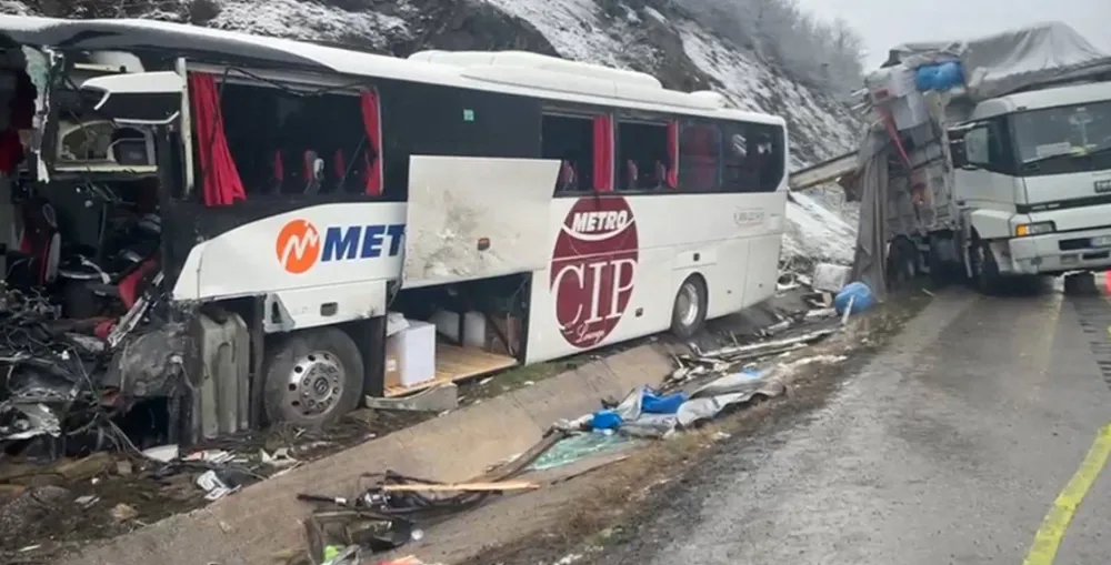 SAMSUN’DA YOLCU OTOBÜSÜ PARK HALİNDEKİ KAMYONA ÇARPTI: 1 ÖLÜ, 16 YARALI