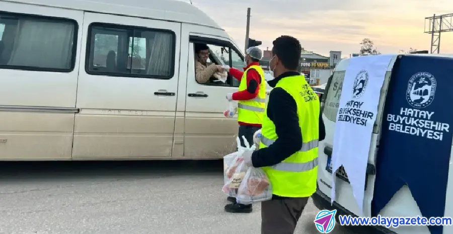 İFTAR SAATİNE TRAFİKTE YAKALANAN VATANDAŞLARIN İFTARLIKLARI HBB’DEN