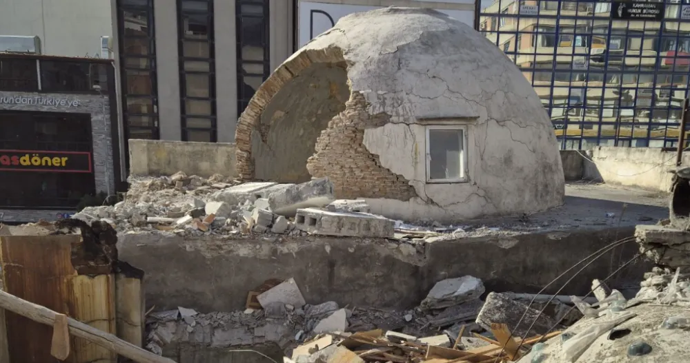 İSKENDERUN’DA HASARLI BİNA YIKIM ESNASINDA TARİHİ HAMAMIN ÜZERİNE DEVRİLDİ