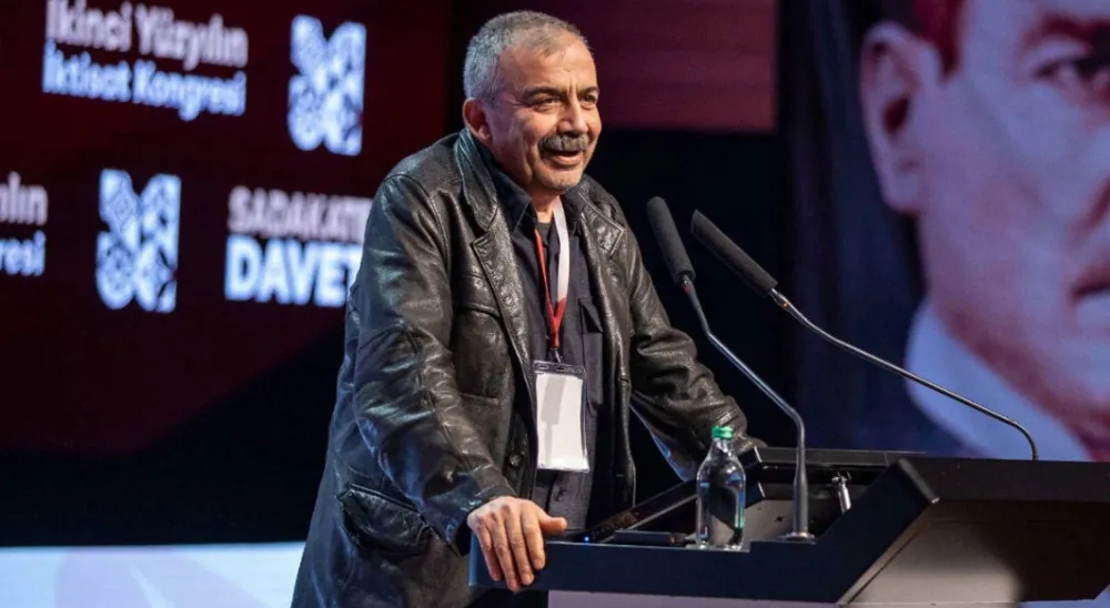 SIRRI SÜREYYA ÖNDER’İN DOKTORUNDAN DETAYLI AÇIKLAMA: ‘KURTULMA İHTİMALİ ZAYIF DA OLSA UMUDUMUZ VAR’
