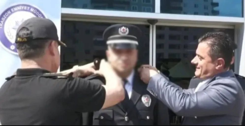 AKP İLÇE BAŞKANI POLİSLERE RÜTBE TAKTI!