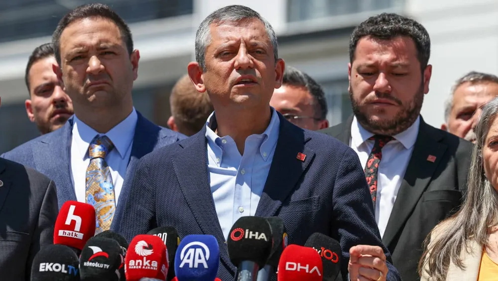 ÖZGÜR ÖZEL