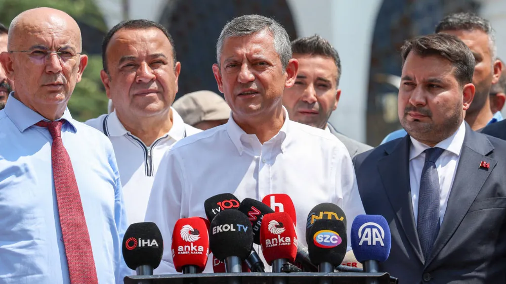 ÖZGÜR ÖZEL: BİR UZLAŞI ZEMİNİ ARIYORUZ, ANAYASA TARTIŞMASI İÇİNDE YOKUZ