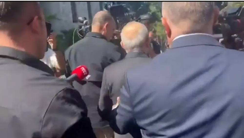 “KURULTAY DAVASI ÖNCESİ KILIÇDAROĞLU KONUŞMADI: SIRTINI DÖNÜP GİTTİ