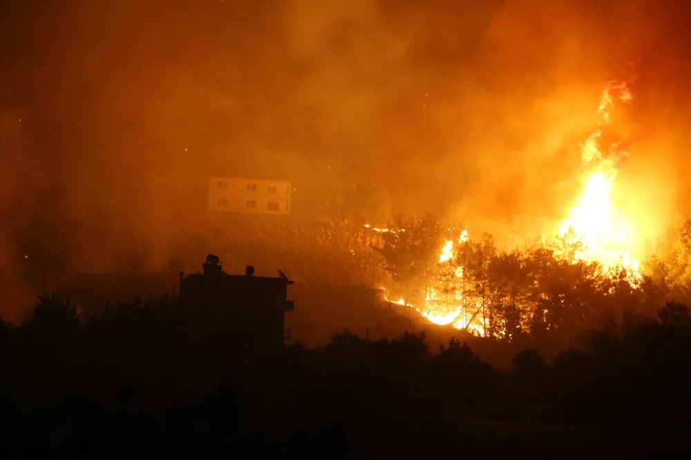 ANTALYA VE MUĞLA’DA YANGIN KABUSU: OTELLER VE YÜZLERCE EV TAHLİYE EDİLDİ!