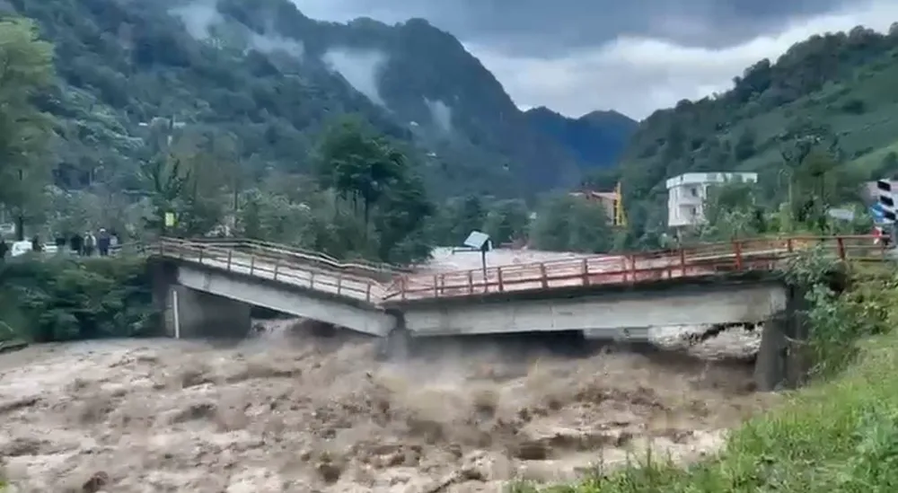 RİZE FELAKETİ YAŞIYOR: YOLLAR ÇÖKTÜ, EVLER SU ALTINDA