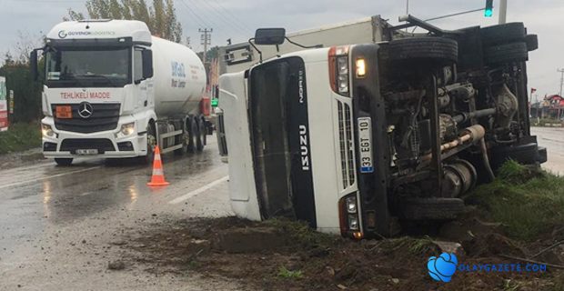 KONTROLDEN ÇIKAN KAMYONET DEVRİLDİ 