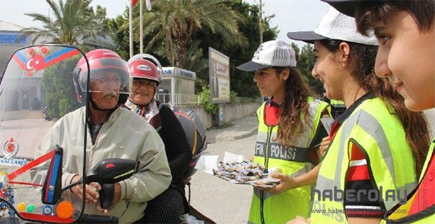 Öğrencilerden çikolatalı trafik denetimi