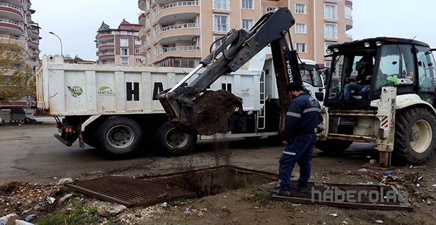 TIKANAN YAĞMUR SUYU HATLARI TEMİZLENİYOR 