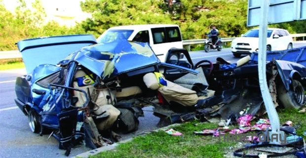 TRAFİK LEVHASINA ÇARPAN OTOMOBİL İKİYE BÖLÜNDÜ